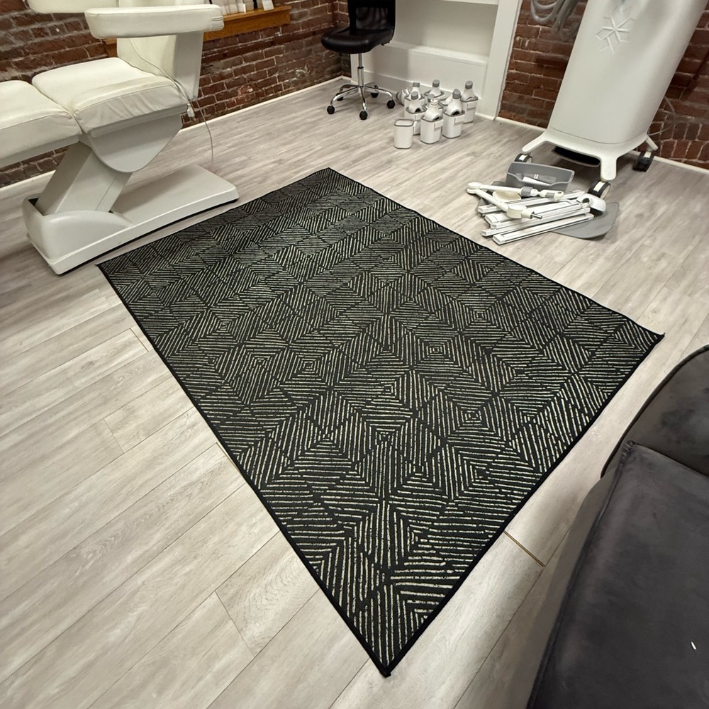 Geometric Black and Gray Area Ruggable cover plus mat EUC